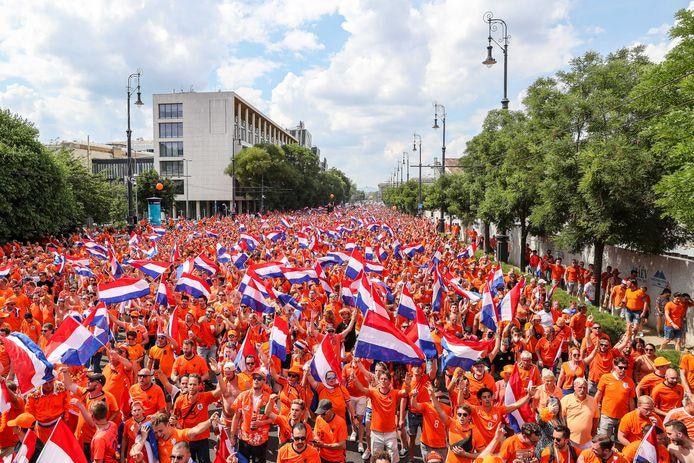 Oranje-supporters tijdens de Fanwalk voorafgaand aan de achtste finale tussen Nederland en Tsjechië tijdens het EK in de zomer van 2021. Zo'n 7.000 tot 10.000 Nederlanders trokken naar de Hongaarse hoofdstad. En in november en december in Qatar...? Foto: ANP.