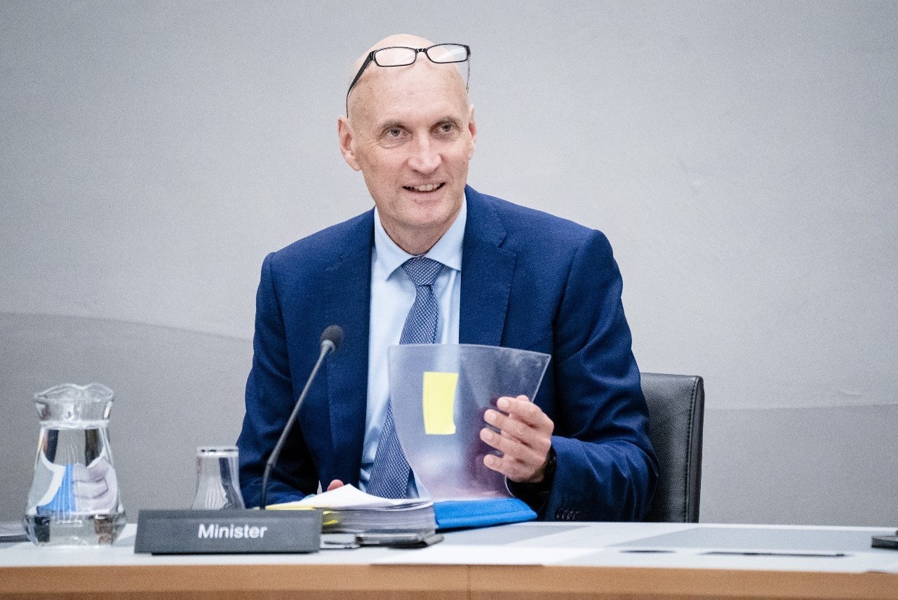 Ernst Kuipers, minister van Volksgezondheid, Welzijn en Sport, tijdens het commissiedebat over het langere termijn coronabeleid in de Tweede Kamer. Foto: ANP/Bart Maat.