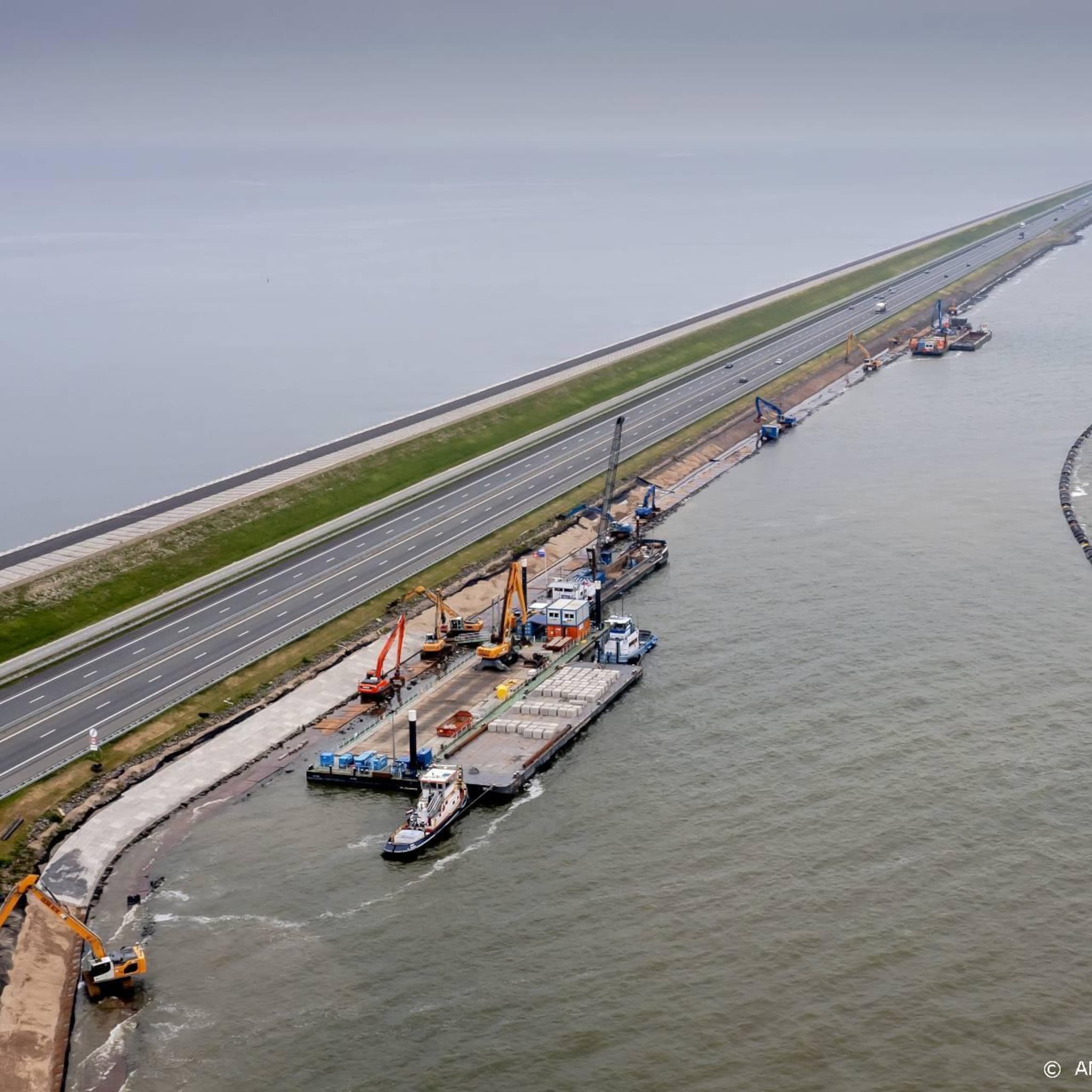 afsluitdijk en nieuwe zeesluis terneuzen open bij dag van de bouw