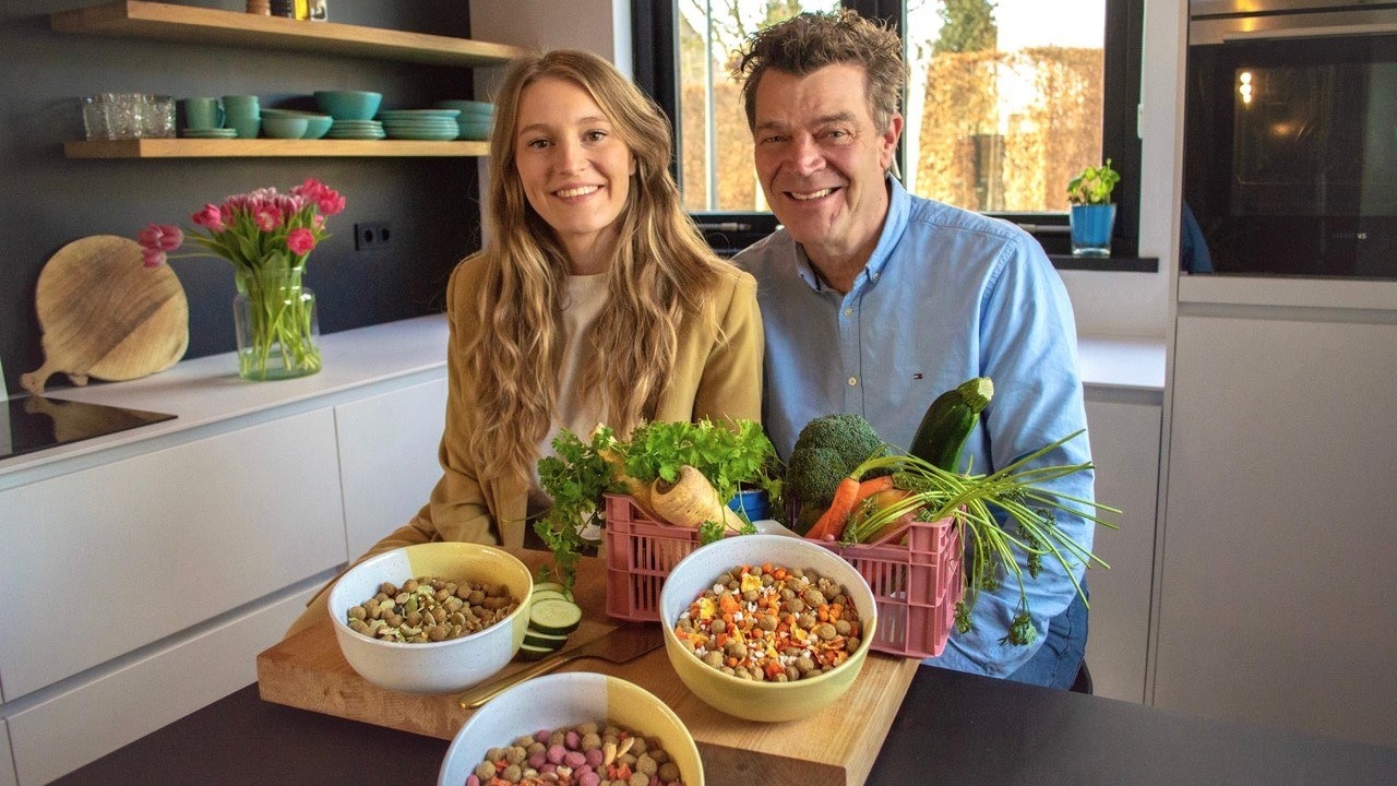 Vader en dochter Erik en Fia Luijerink komen met plantaardig hondenvoer: PAWR. Foto: PAWR