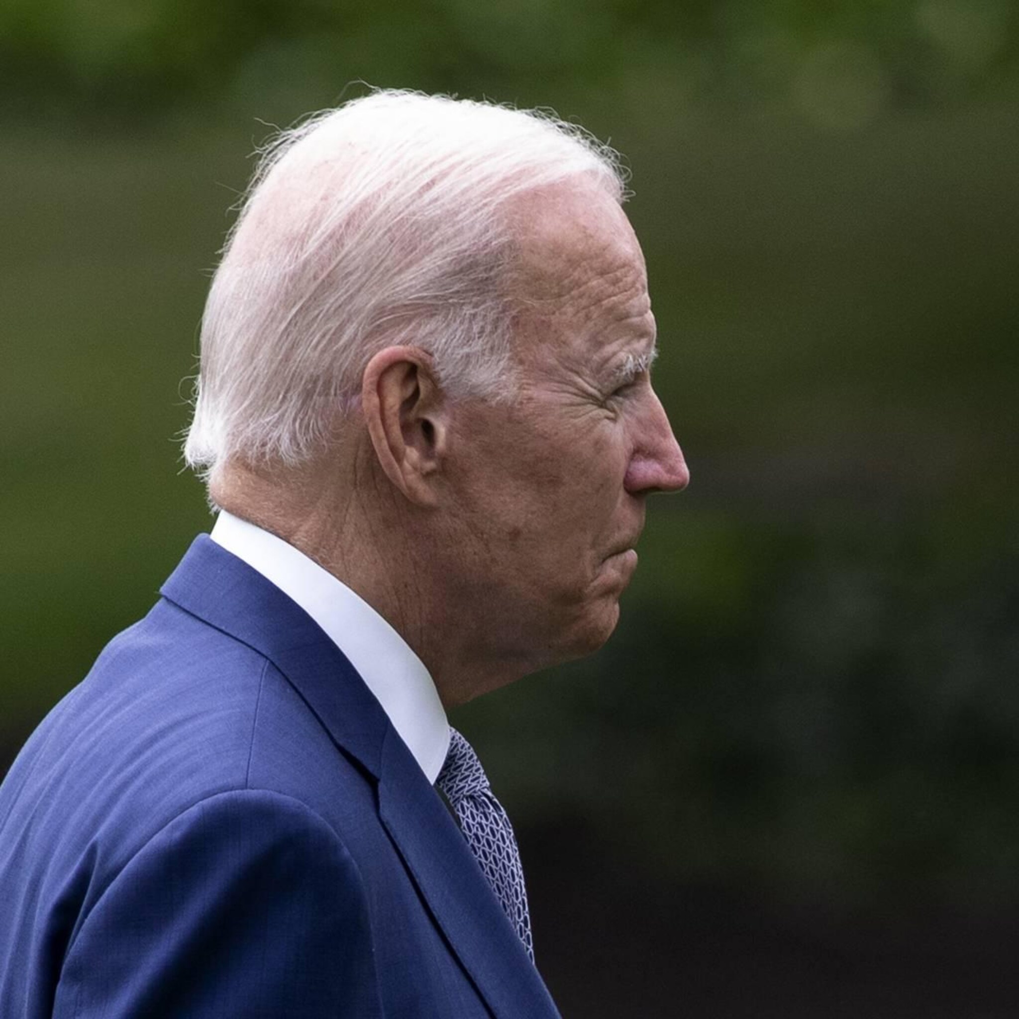 biden wil uitleg van raffinaderijen over hoge prijzen aan de pomp