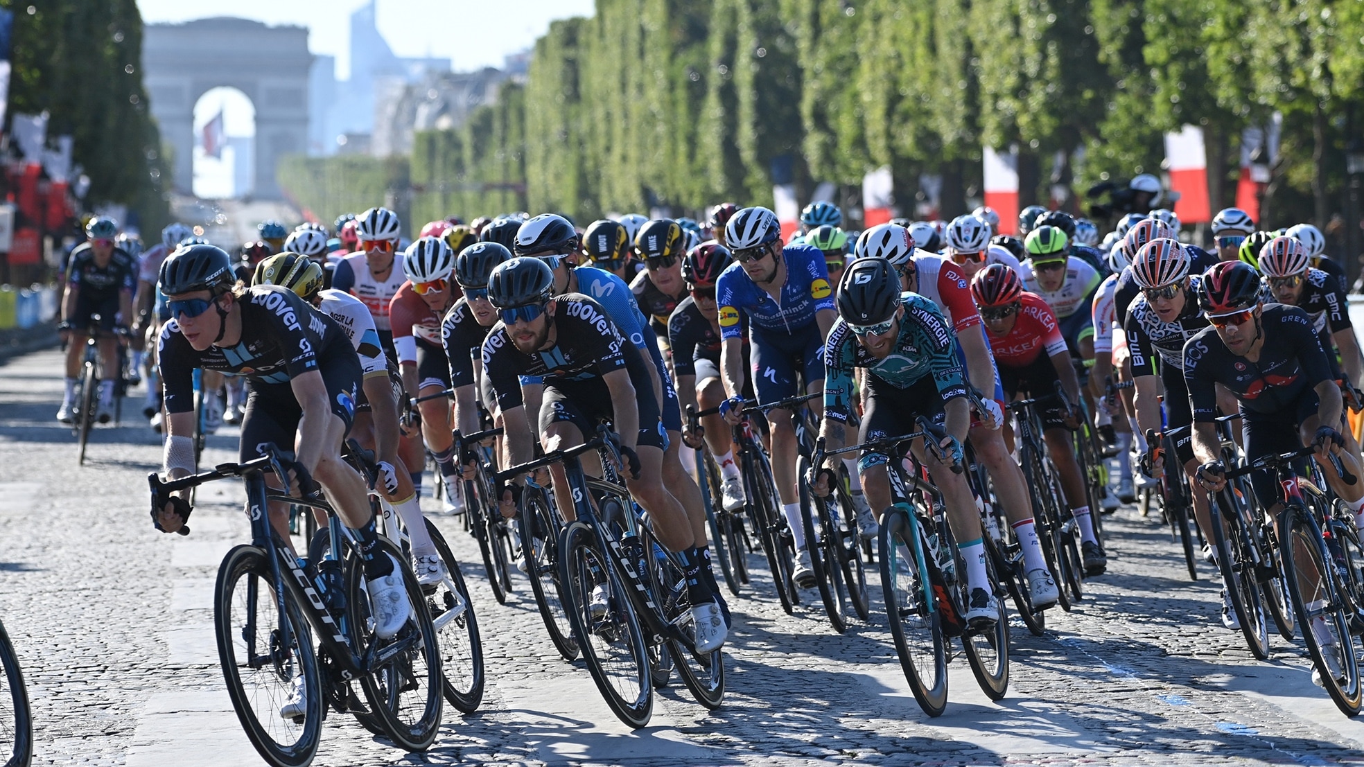 De wielrenners tijdens de laatste etappe van 2021 op de Champs-Élysées in Parijs. Wout van Aert zou de laatste etappe winnen, 'het geel' ging naar Tadej Pogacar. Bron: ANP Foto
