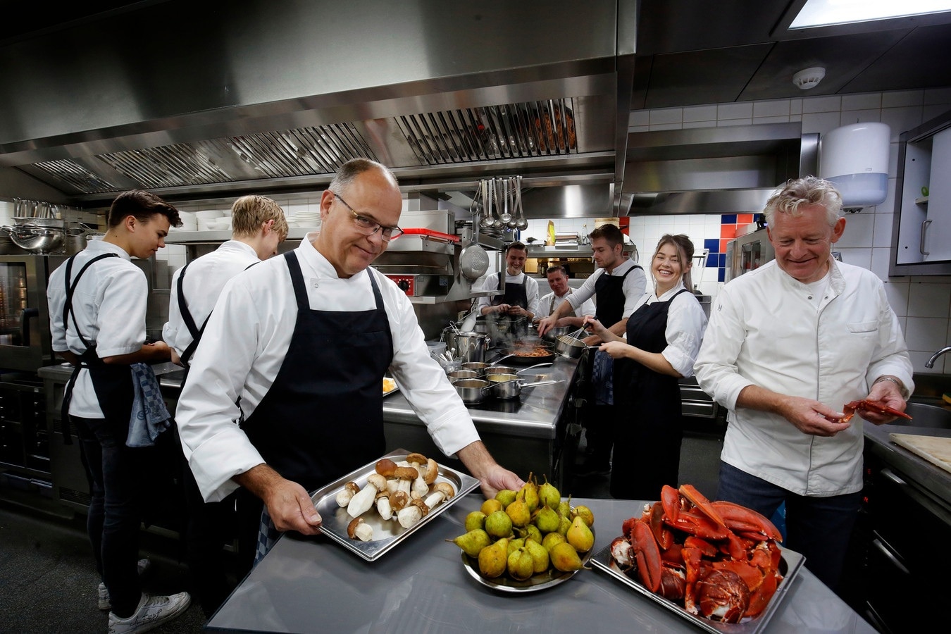 René Tichelaar (rechts) zweert met zijn Michelin-keukenbrigade bij goed, herkenbaar en vers eten dat met de seizoenen meedraait. Archieffoto: Cor de Kock.