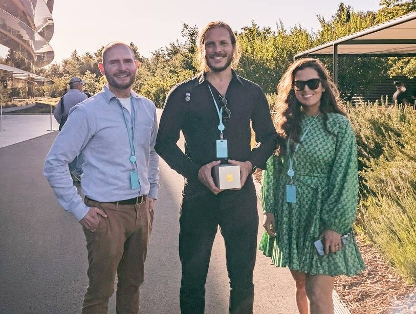 Sebastiaan de With en zijn team met hun gewonnen Apple Design Award.