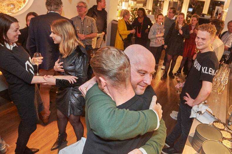 Groot was de feestvreugde toen Restaurant Versaen in Ravenstein drie jaar geleden de Michelinster binnenhaalde. Eigenaar en chef-kok Hans Derks neemt de felicitaties in ontvangst. Foto: Van Assendelft Fotografie.