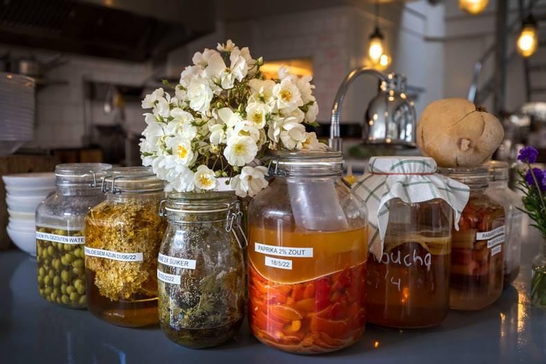 Op de bar staan potten vol met onder meer gefermenteerde groenten, vruchten en zaden. Foto: Werry Crone.