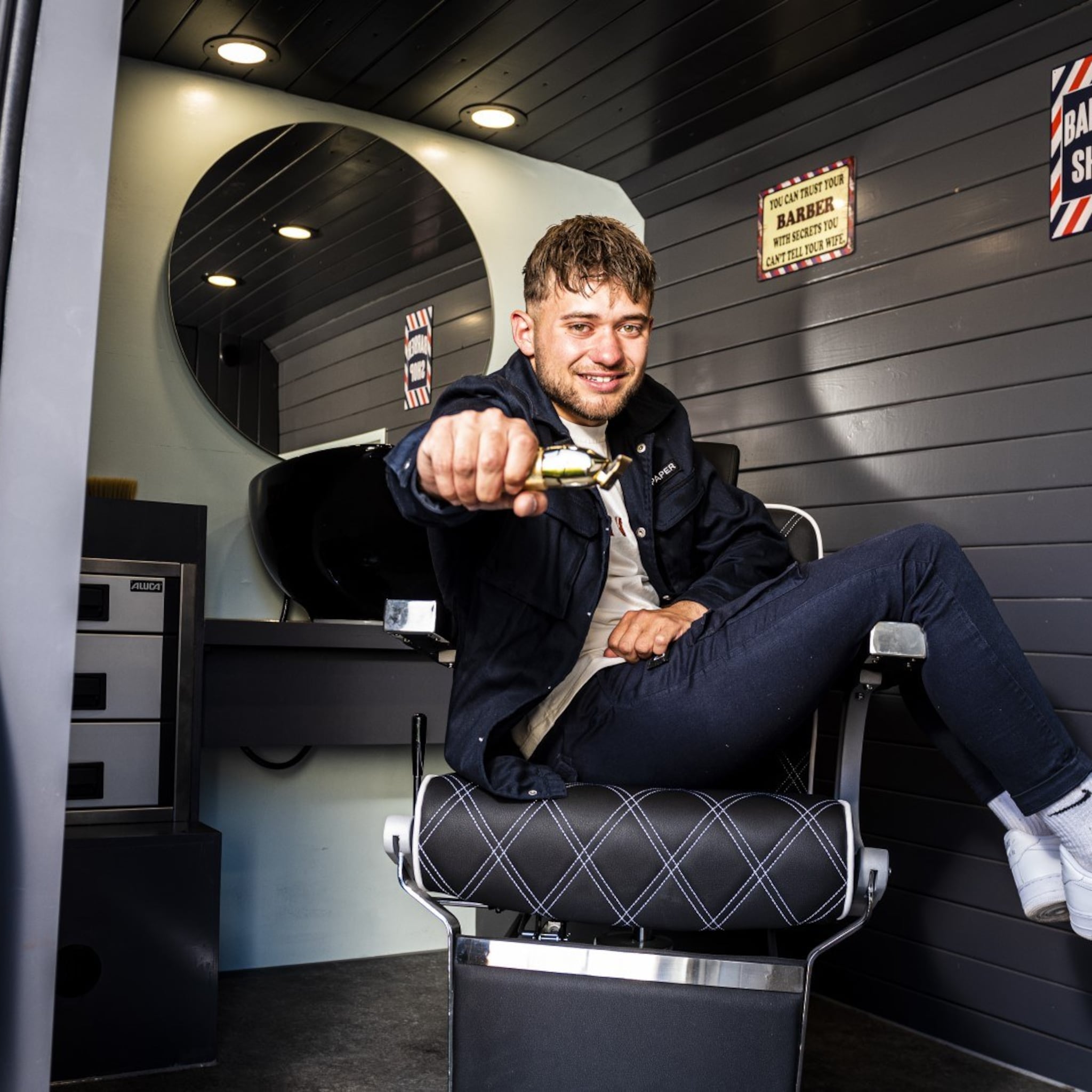 jonge ondernemer dani 21 komt naar de klant toe in zijn mobiele kapsalon