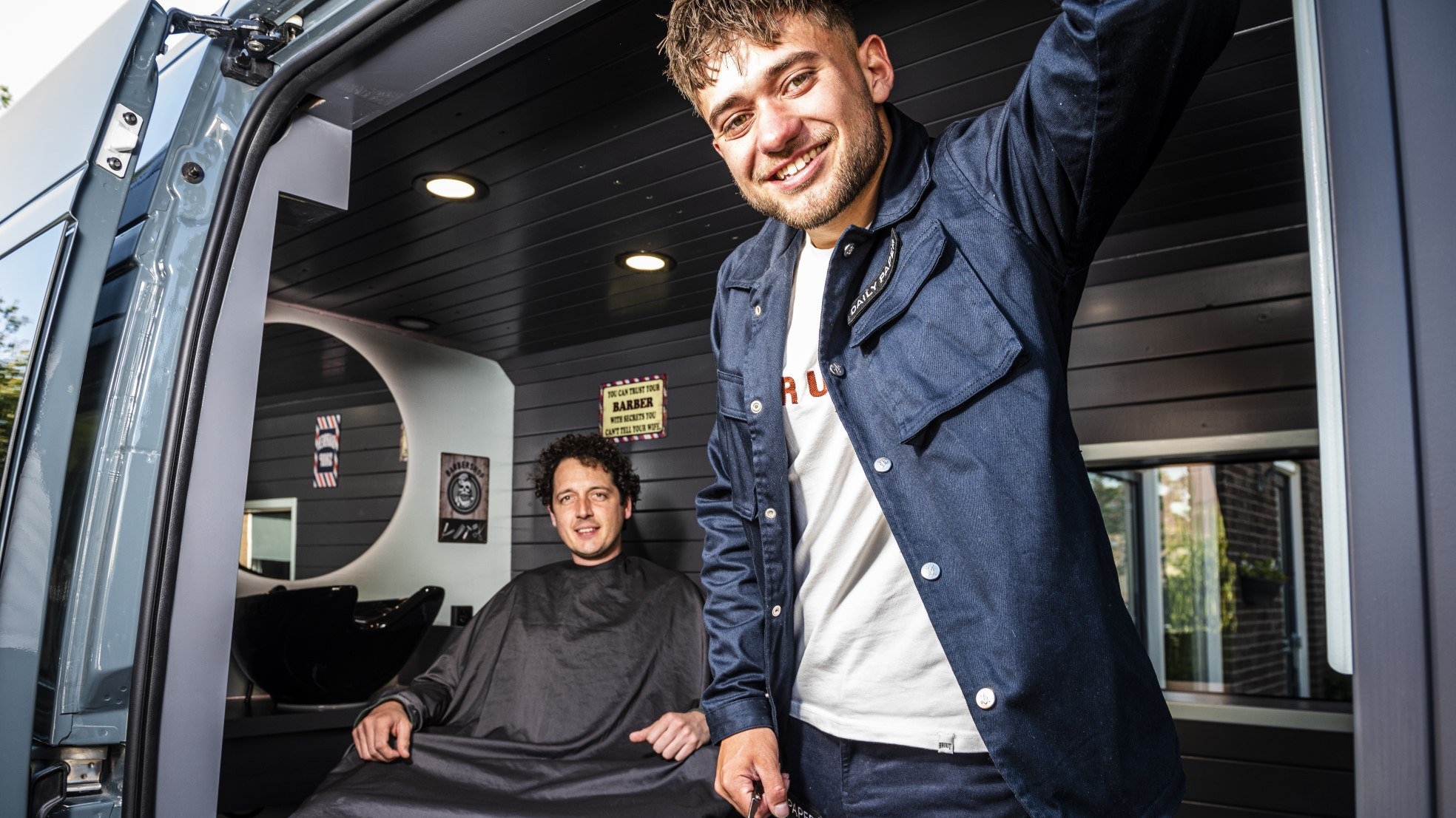 Dani Brussen in zijn kappersbus. Foto: Merel Klijzing
