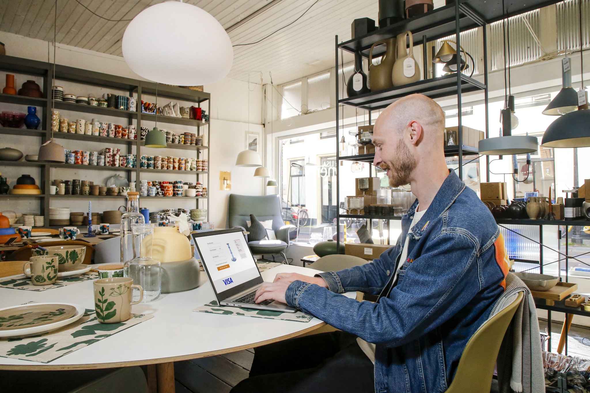Tim Jongerius aan het werk in zijn zaak.