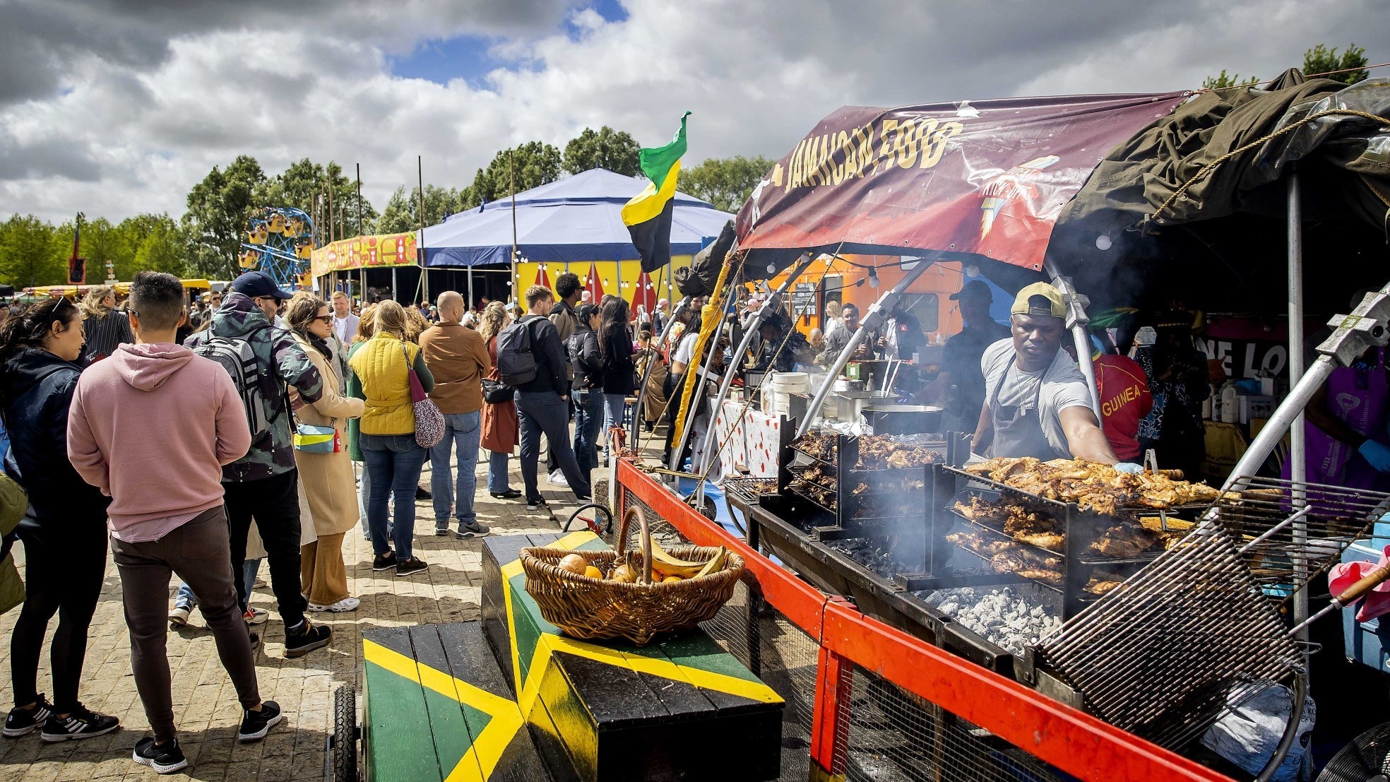Een ondernemer op het Rollende Keukens-festival in het hoofdstedelijke Westerpark. Foto: ANP