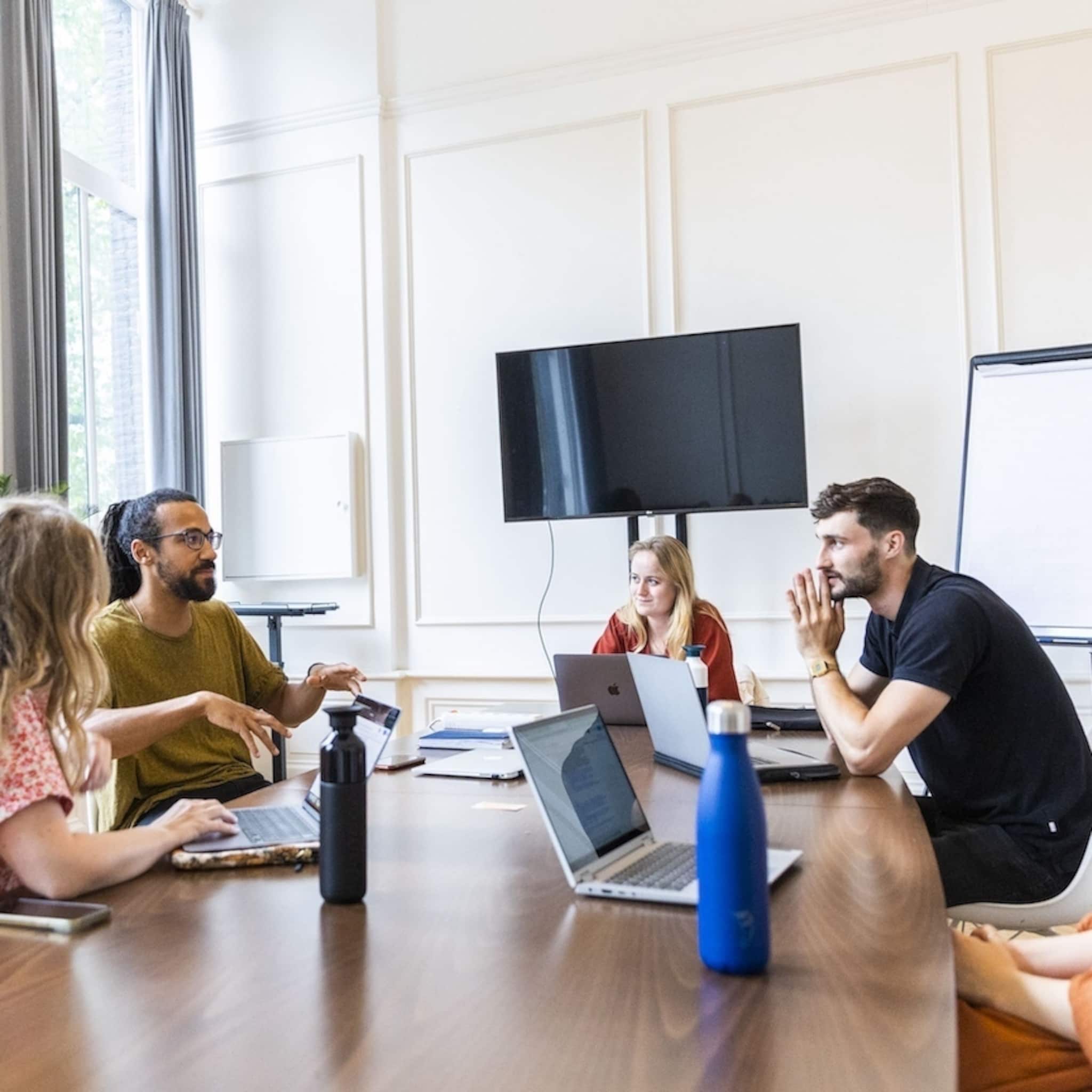 werkplek delen via startdock ondernemers komen bij ons uit hun kantoren om elkaar te leren kennen