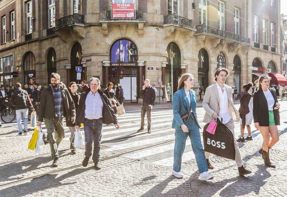 Op de hoek van de Dam en de Kalverstraat opende Armani een nieuwe winkel. Foto: AD/Eva Plevier.