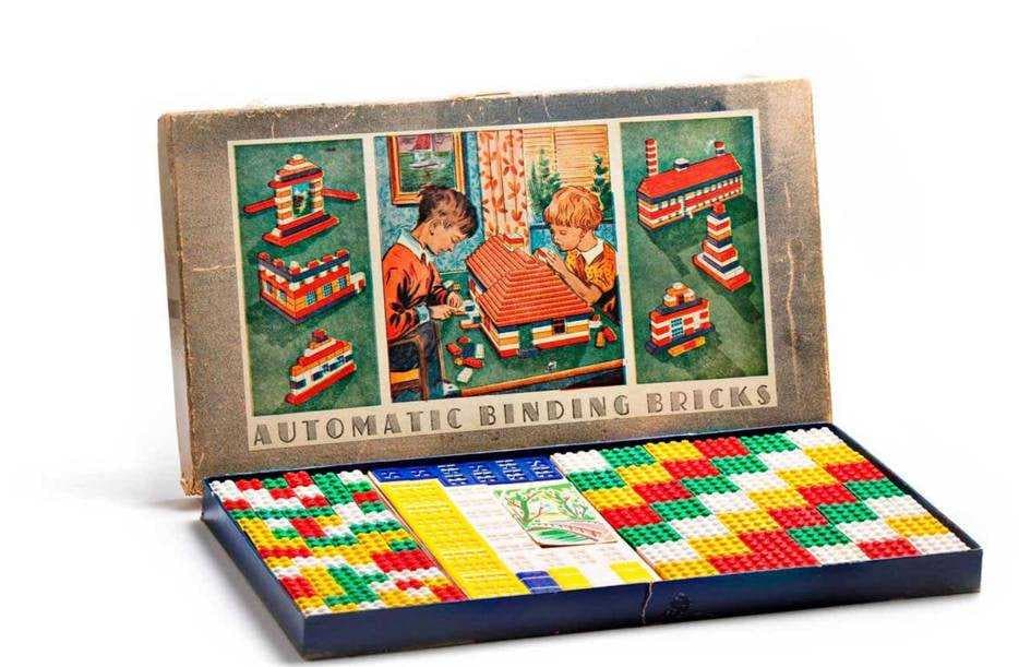 Lego lanceerde in ‘49 de ‘Automatic binding bricks’, plastic blokjes waar je mee kon bouwen. Ze waren echter niet stabiel genoeg. Foto: LEGO.