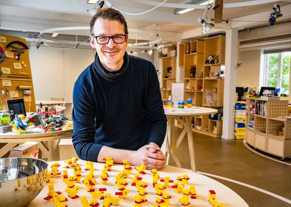 Legohistoricus Kristian Reimer Hauge: 'In 1962 vinden ze in Billund het wiel opnieuw uit. Met een slim systeem kunnen kinderen voortaan bouwsels ook laten rijden'. Foto: Joel Hoylaerts/Photonews/HLN.