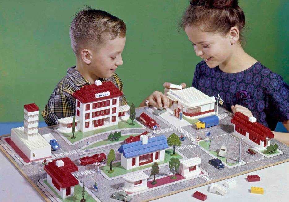 Ridderkastelen, de stad met de brandweer, de politie en het schooltje, de ruimte, de dierentuin: alles kreeg vanaf de jaren zeventig een Lego-versie. Foto: LEGO.