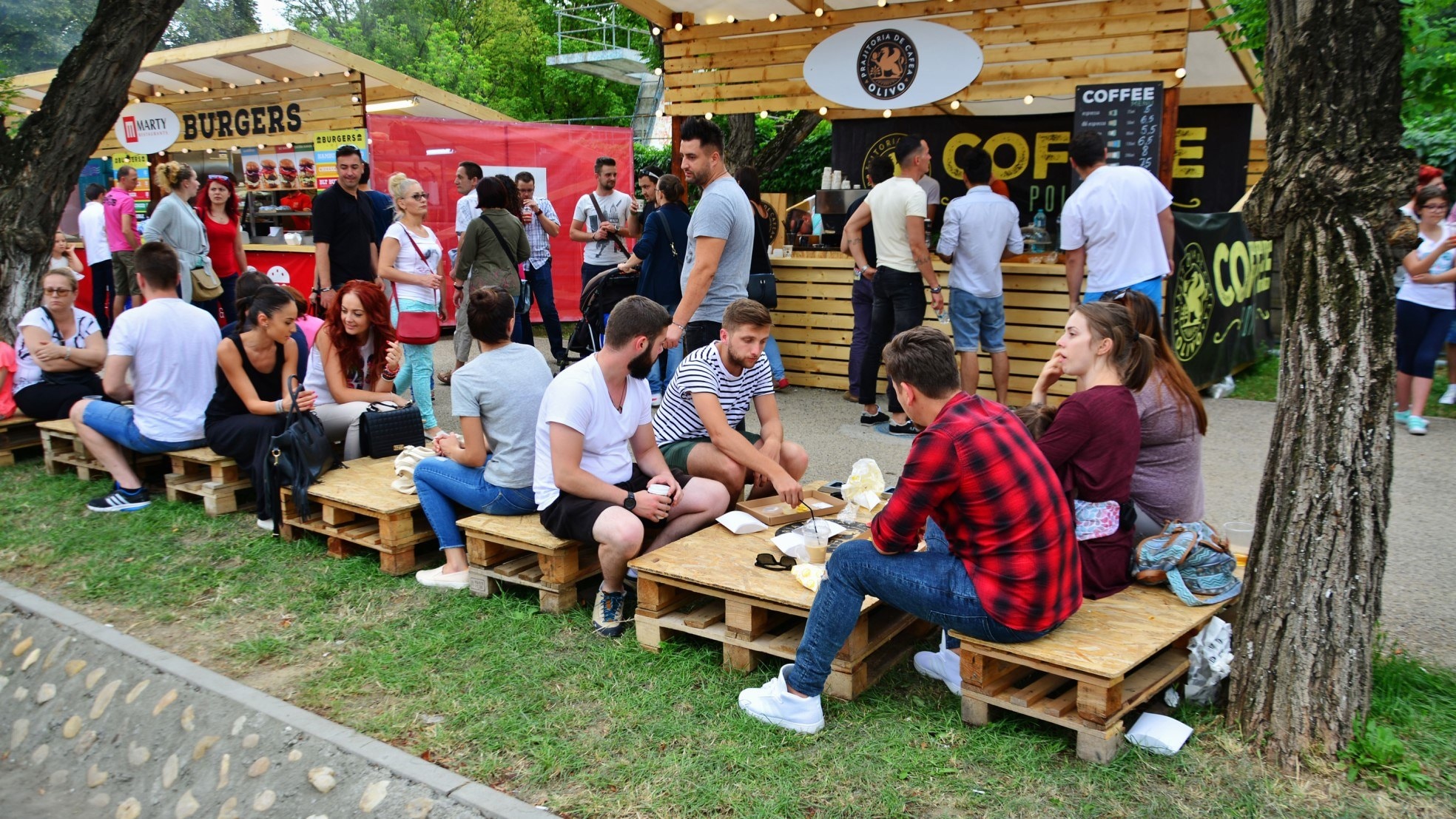 Even een patatje of broodje op een festival? Goedkoop zal het deze zomer niet zijn. Foto: Shutterstock