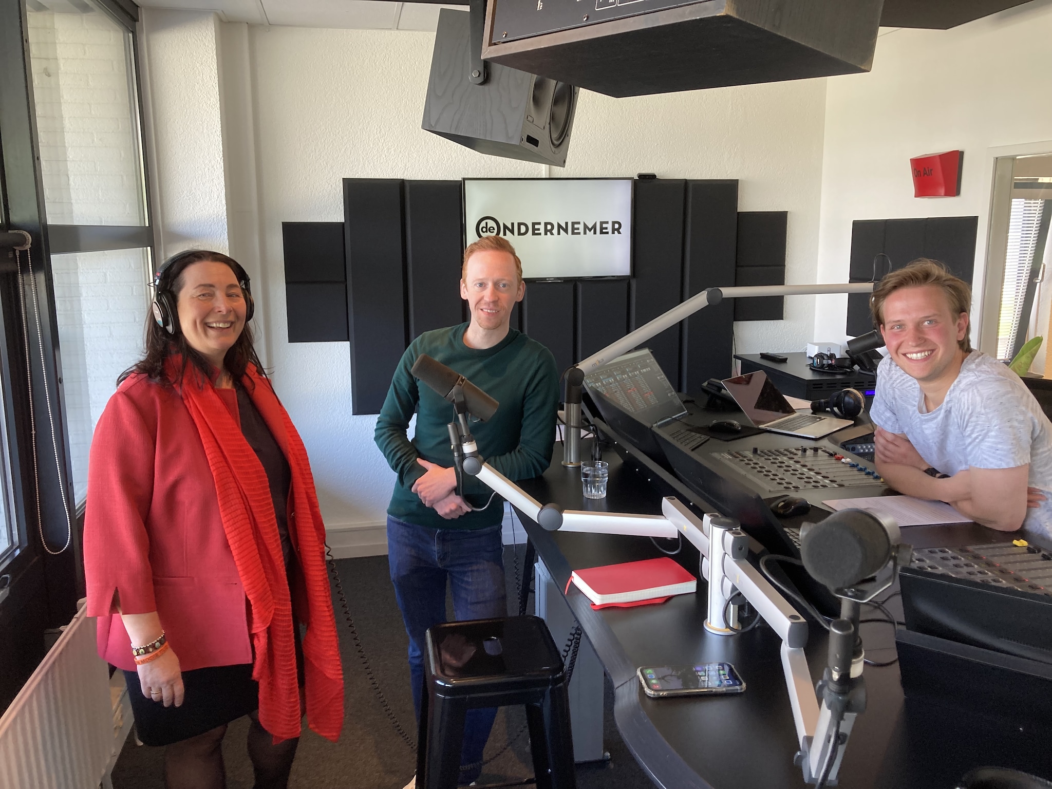 Anna-Maria Giannattasio van Puur Events, Met de kennis van nu-presentator Ron Vergouwen (midden) en New Business Radio-regisseur/technicus Daan Prins.