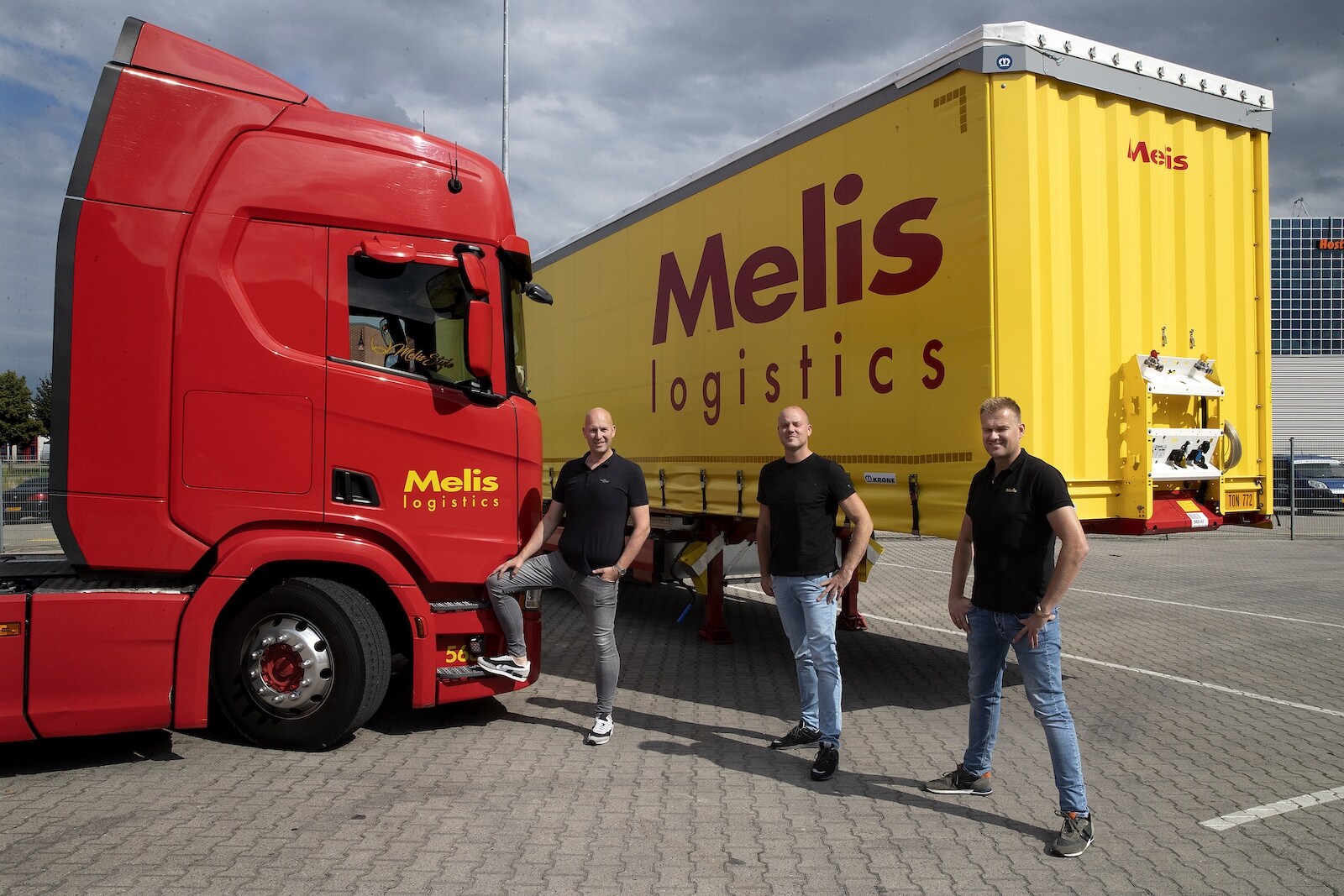 Marwin Melis (rechts) zet alles in om aan voldoende beroepschauffeurs te komen. Foto: Theo Kock