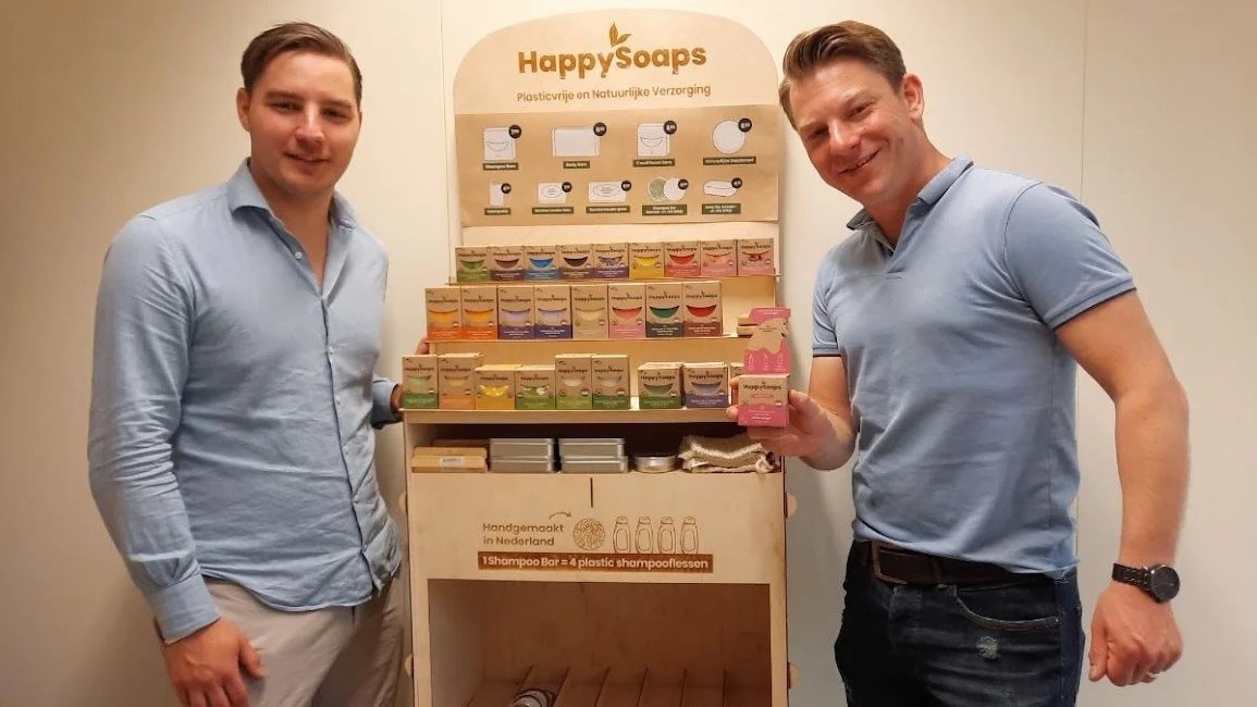 Broers Marco (27) en Marcel (32, rechts) richtten in 2019 HappySoaps op.