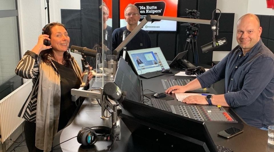 Anna-Maria Giannattasio (links) was tijdens de coronaperiode eerder onze studiogast, toen in het radioprogramma Na Rutte en Kuipers. 'Er komt een mooie tijd aan. Het wordt echt een topzomer', vertelde ze toen. Voortschrijdend inzicht? Foto: Lars Schotanus.