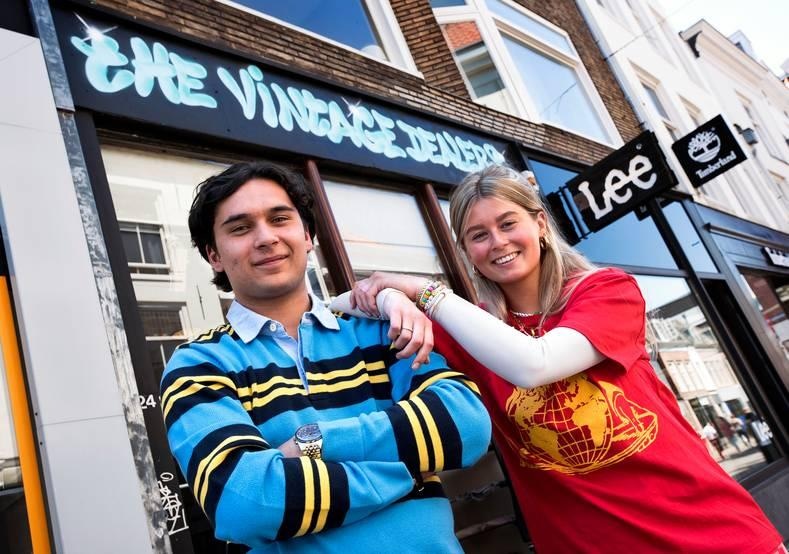 Sem Bosveld opende in mei 2021 zijn winkel met vintage kleding aan de Steenweg. Foto: Marnix Schmidt.
