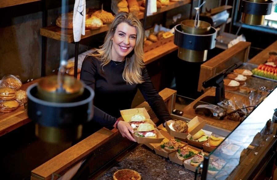 Daniëlle Bertram in haar eigen bakkerij. Foto: Bart Hoogveld
