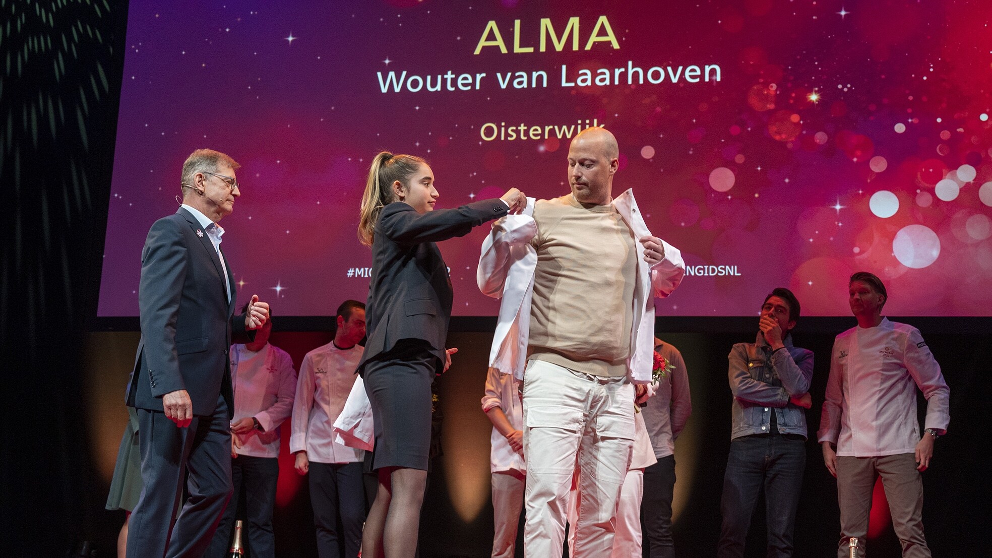 Restaurant Alma van Wouter van Laarhoven uit Oisterwijk ontvangt een ster tijdens de presentatie van de Michelin Gids 2022 in het DeLaMar Theater. De sterren gaan naar restaurants die van de inspecteurs een hoge beoordeling hebben gekregen. Bron: ANP Foto