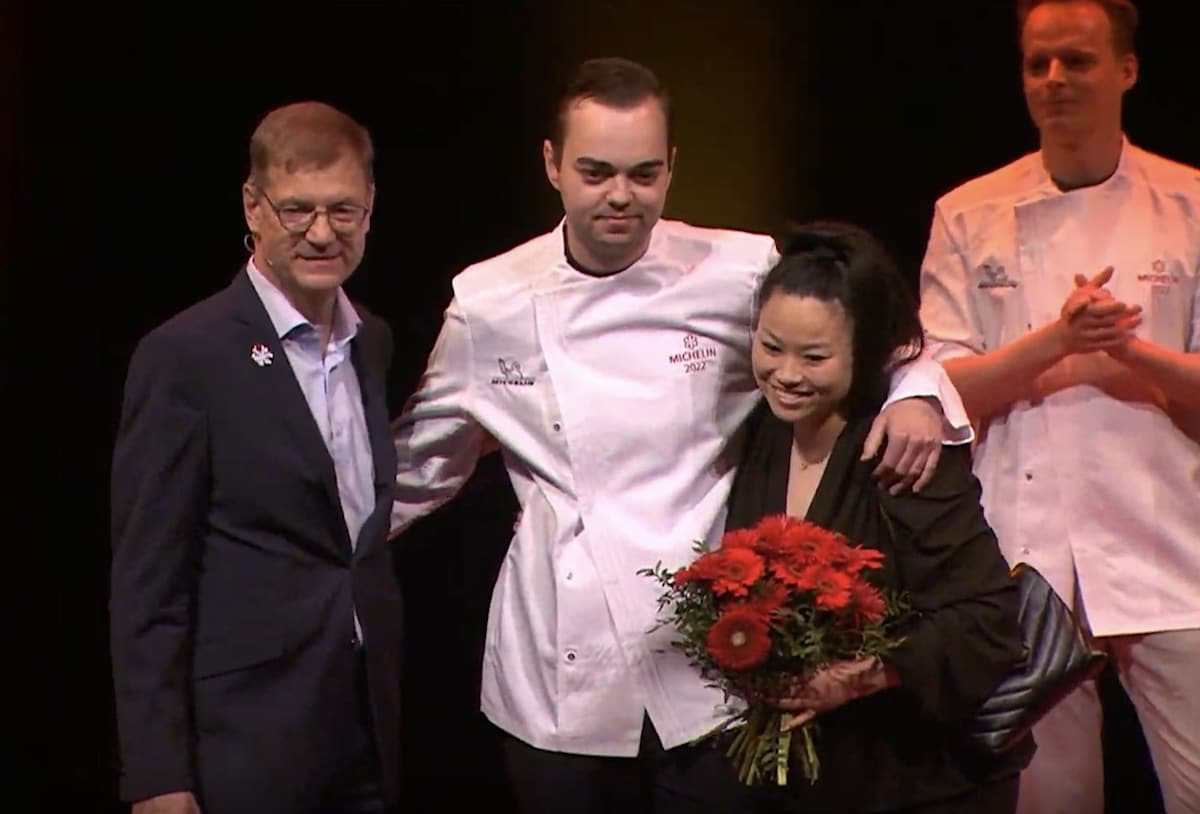 Topkok Cas Pikaar en partner Kelly Chen op het podium tijdens de uitreiking van hun eerste Michelinster. Videostill YouTube