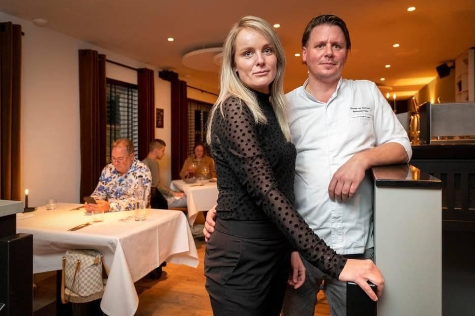 Thomas van Santvoort, patron-cuisinier van restaurant Flicka, met partner Merlijn van den Bosch. Foto: Marc Bolsius