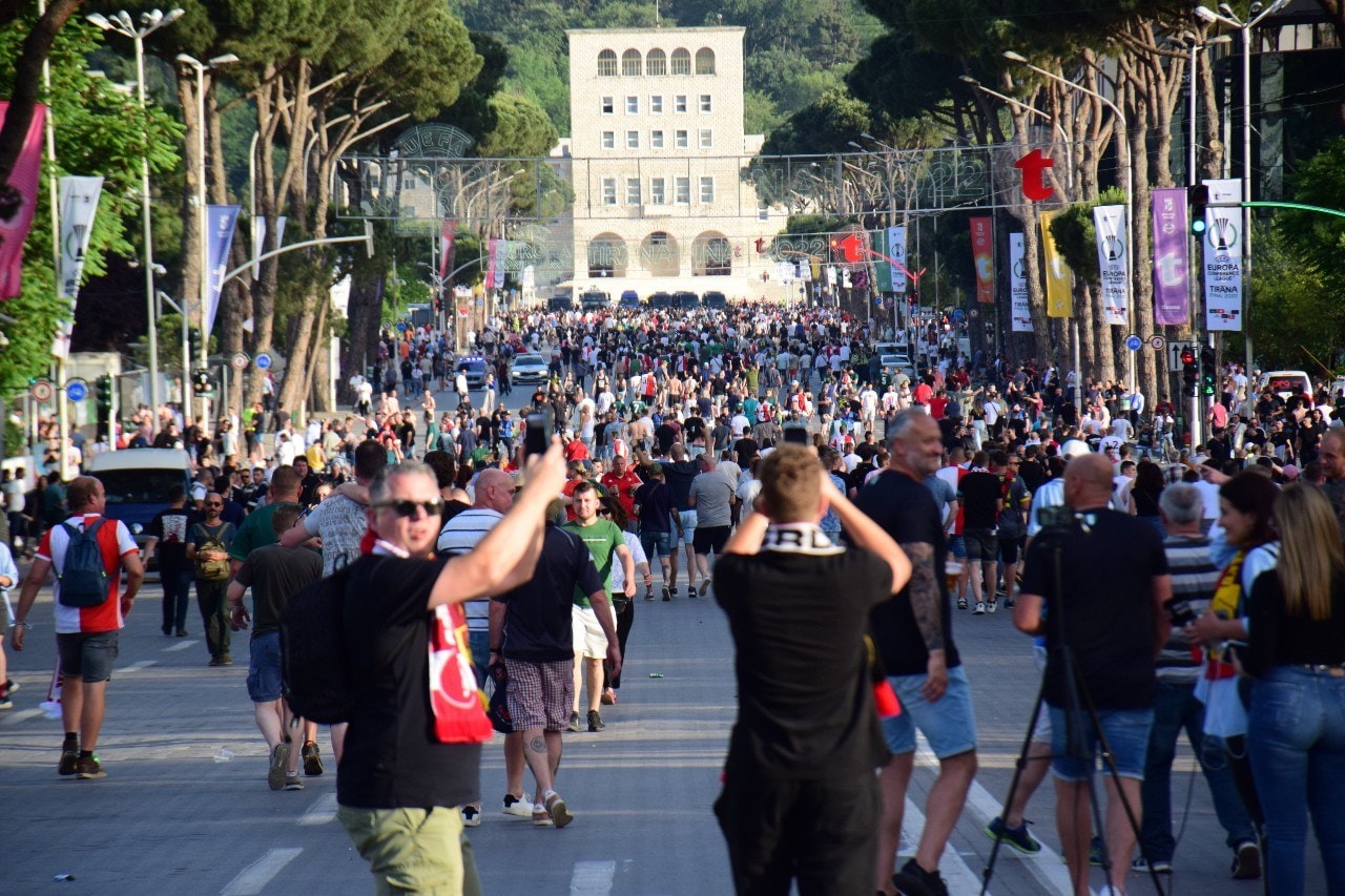 Voor aanvang van de finale: Feyenoord- en AS Romafans in het centrum van Tirana. Foto: ANP.