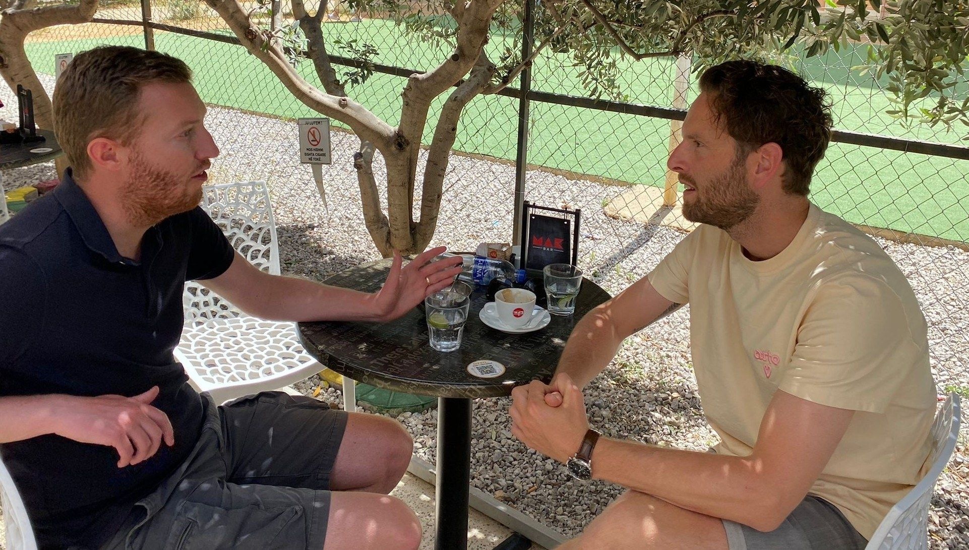 Reisspecialist Jorik Nijdam (links) in Tirana in gesprek met De Ondernemer-verslaggever Robbert Daalder.