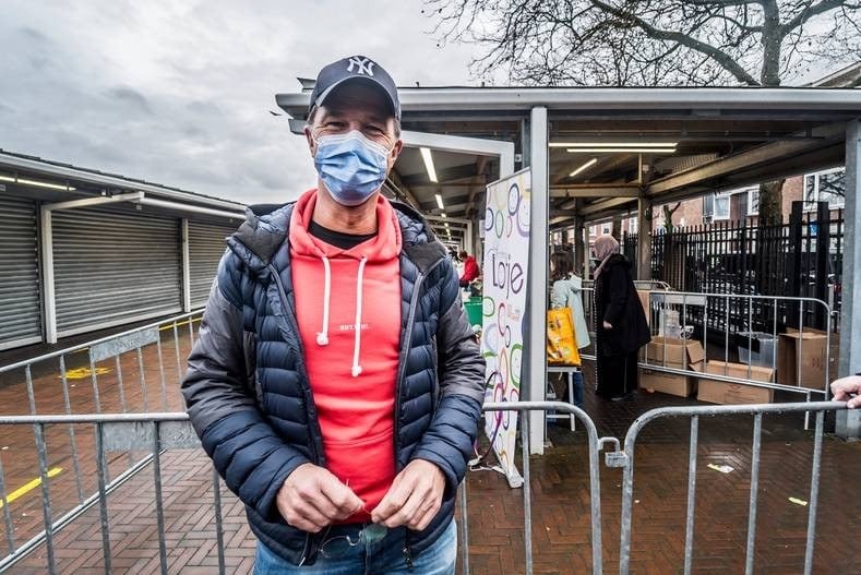 Mark Rutte, die persoonlijk bevriend is met Appie, kwam bij het uitdelen van voedselpakketten op de markt tijdens corona ook even langs. Foto: Fred Leeflang