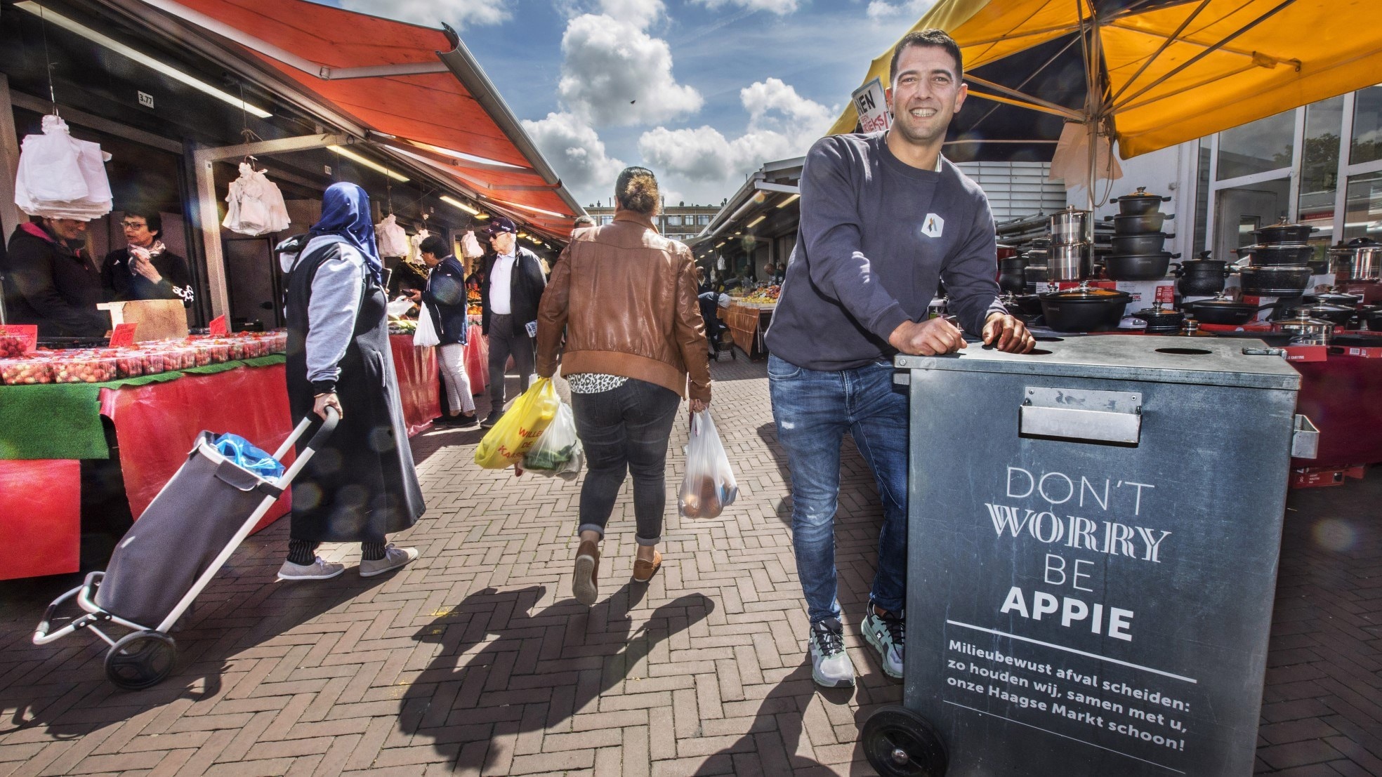 Appie el Massaoudi is een begrip in Den Haag. Dankzij hem en zijn jongens is de grootste markt altijd schoon. Foto: Frank Jansen