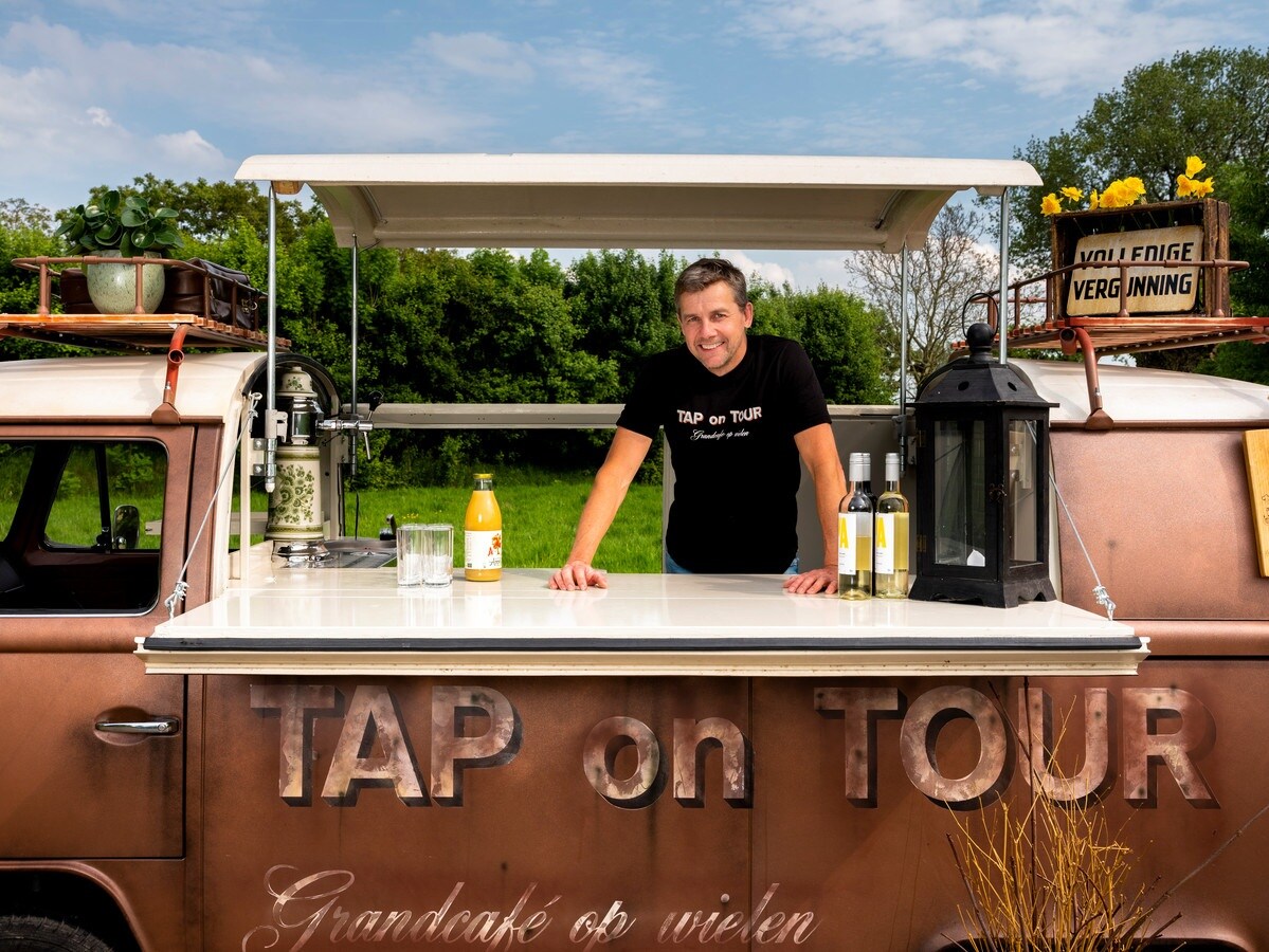 Patrick Olsthoorn in zijn foodtruck. Foto: Joost Hoving