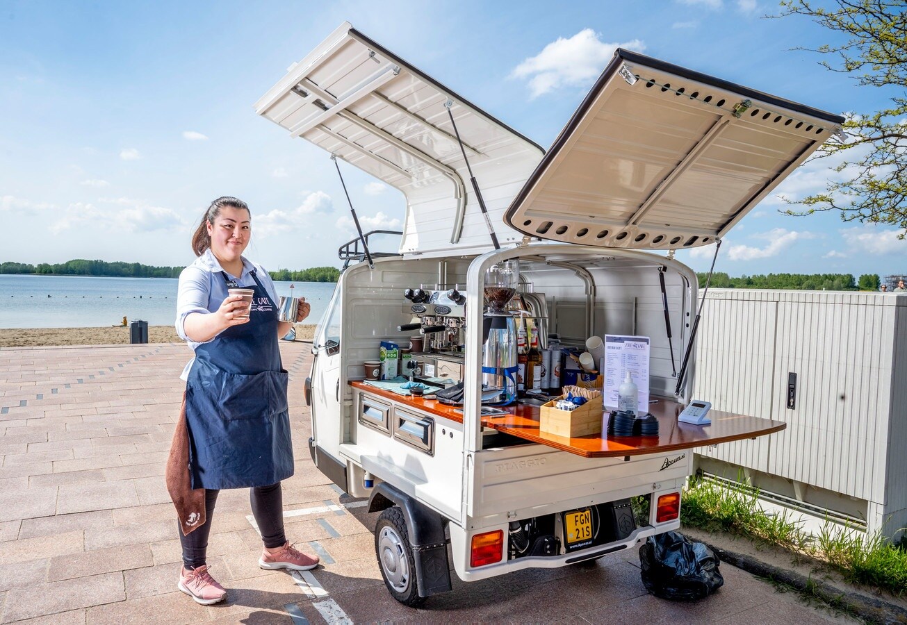 Dongge Veenstra bij haar foodtruck. Foto: Frank de Roo