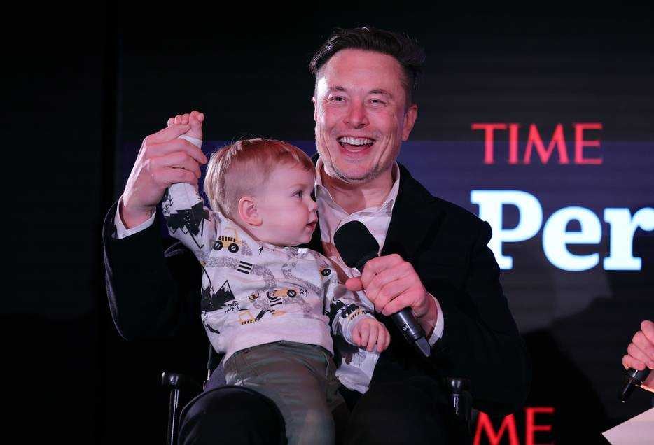Elon Musk en zijn zoonje X Æ A-Xii (en dit is geen tikfout). Hij is intussen uit elkaar met de moeder van zijn zesde zoon, de Canadese zangeres Grimes. Samen kregen ze, via een draagmoeder, in december 2021 ook een dochter, Exa Dark Sideræl (ook geen tikfout). Foto: Getty Images for TIME.
