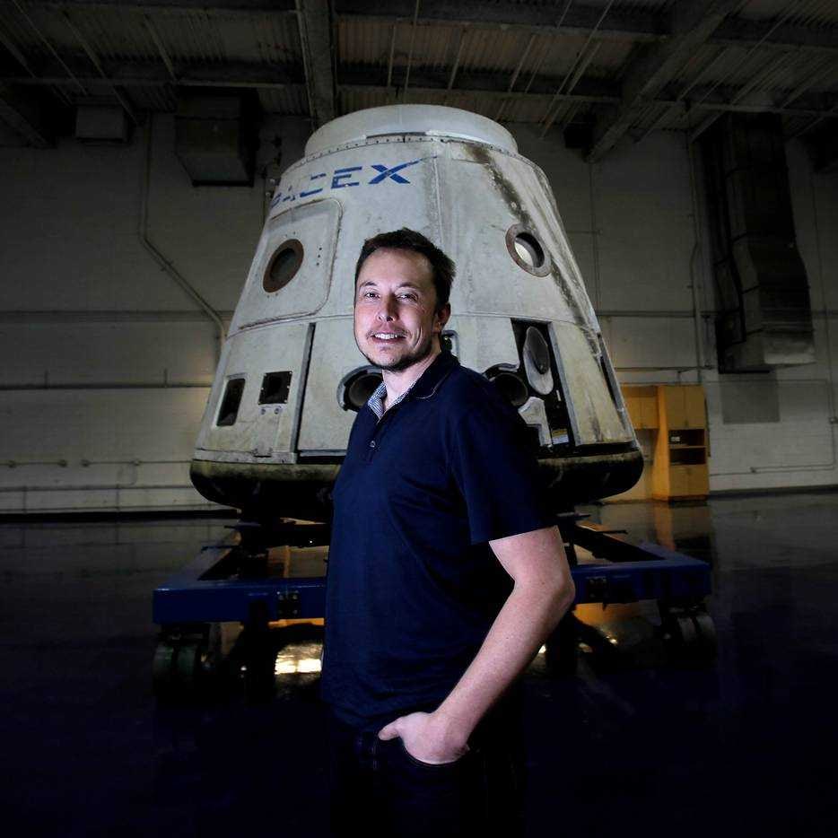 Elon Musk voor een SpaceX Dragon-capsule in 2013. Foto: Photo News.