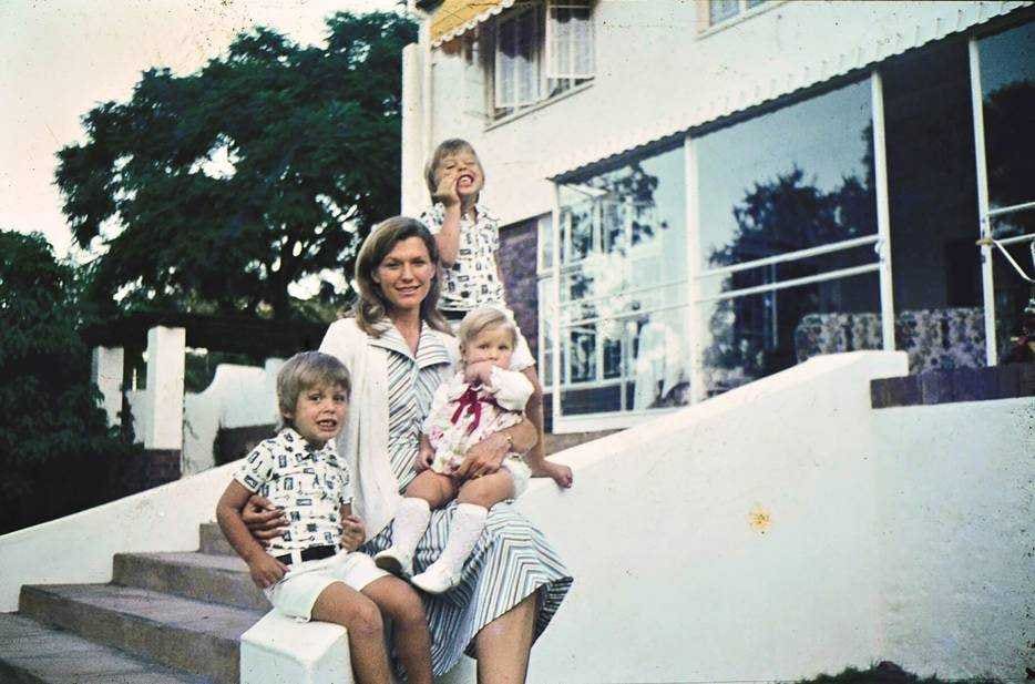 Maye Musk met haar drie kinderen in Pretoria in 1976. Foto: Twitter/Maye Musk.