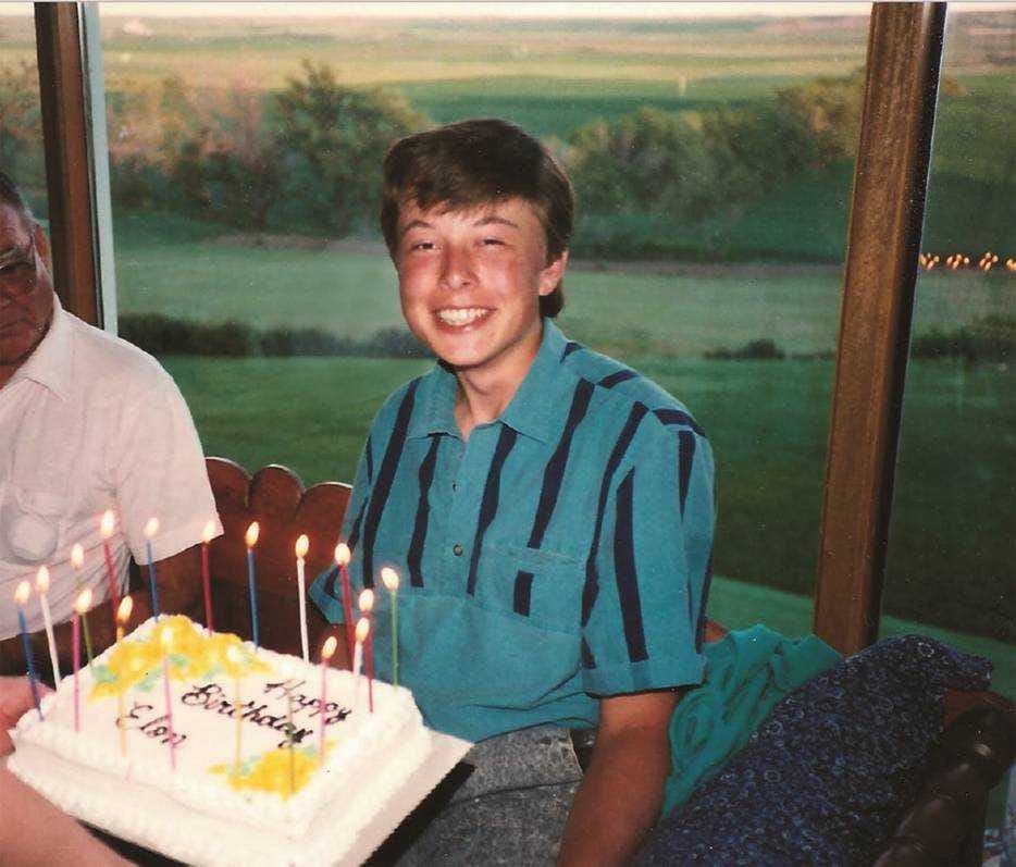 Elon Musk viert zijn 18de verjaardag in 1989. Foto: Twitter/Maye Musk.