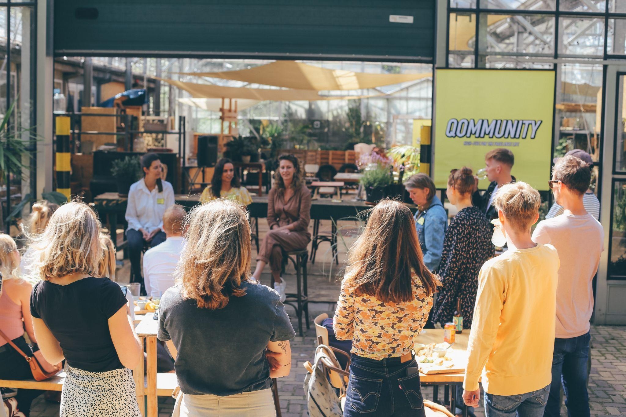 Leonoor,Kim, Kiki (v.l.n.r.) en de freelancers van Qommunity in gesprek over duurzaam ondernemen.