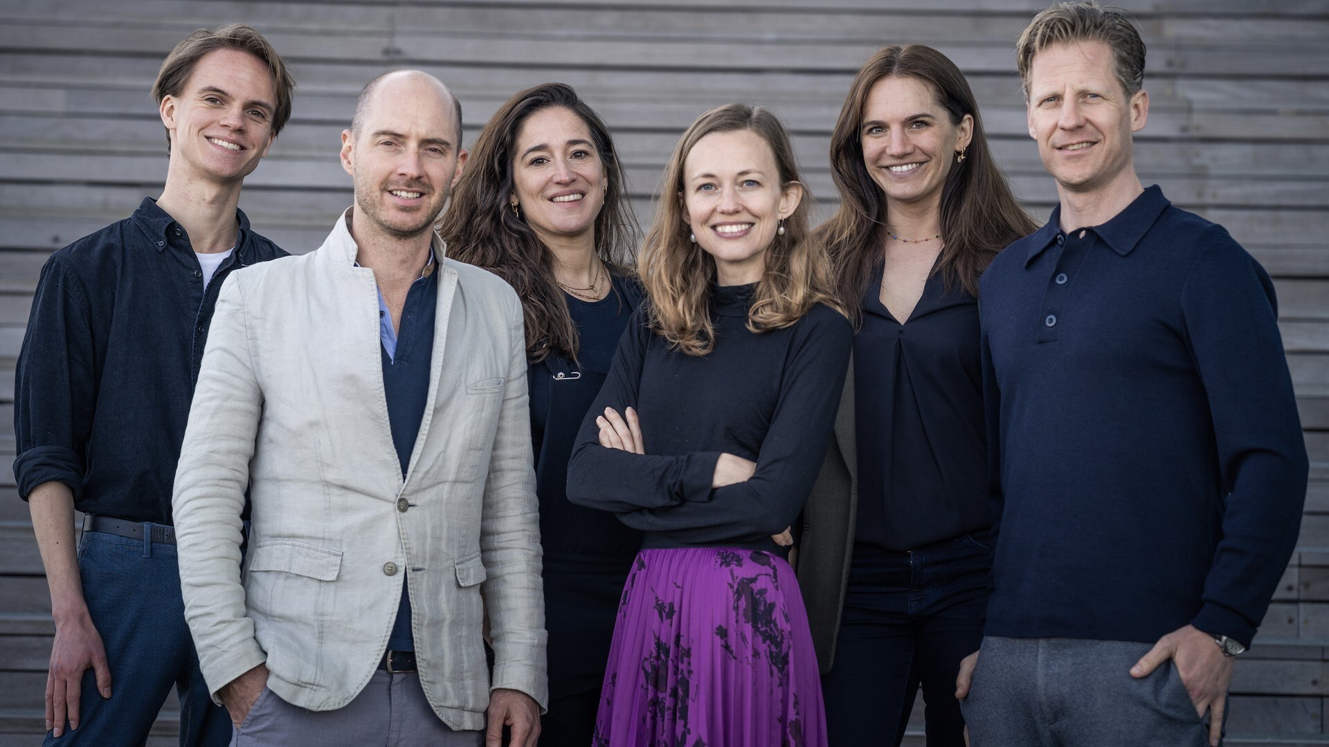 Het team achter The Social Handshake. Ceo Sandra van Beest in paarse rok.