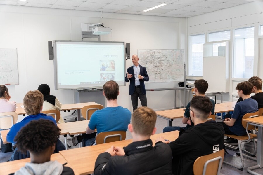 Ronald van Klaveren van LyondellBasell geeft een gastles op het Techniek College Rotterdam. Foto: Anjali Ramnandanlall