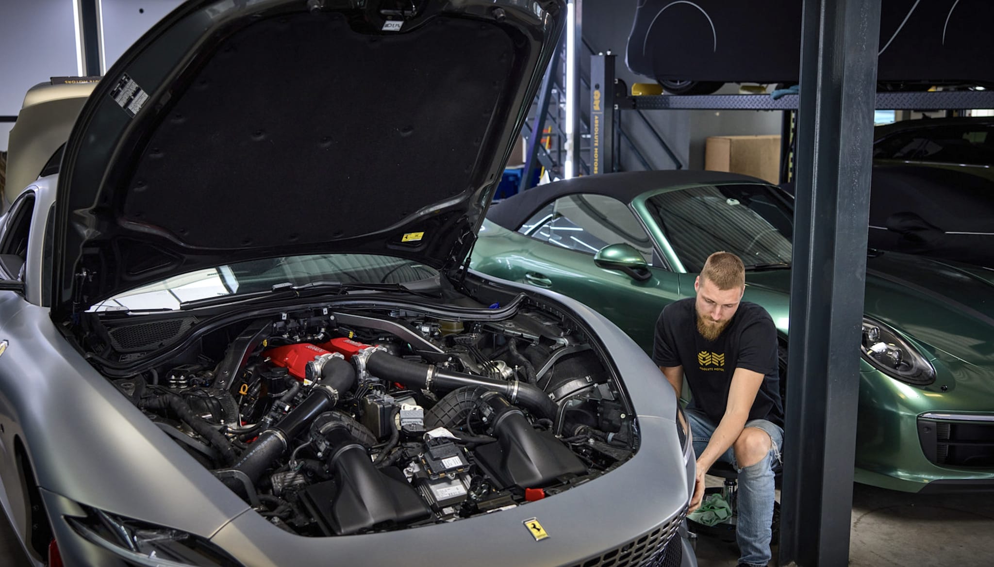 Een Ferrari in de werkplaats van Absolute Motors. Foto: Jan de Groen