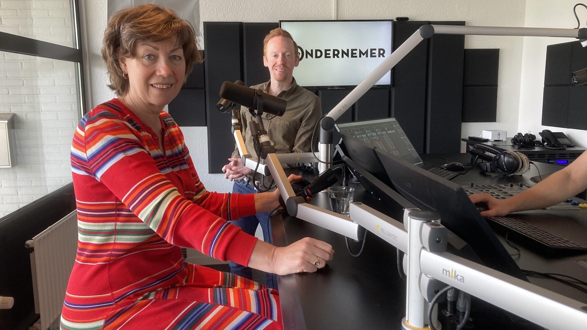 Tubantia-journaliste Angelique Kunst in de studio bij presentator Ron Vergouwen.