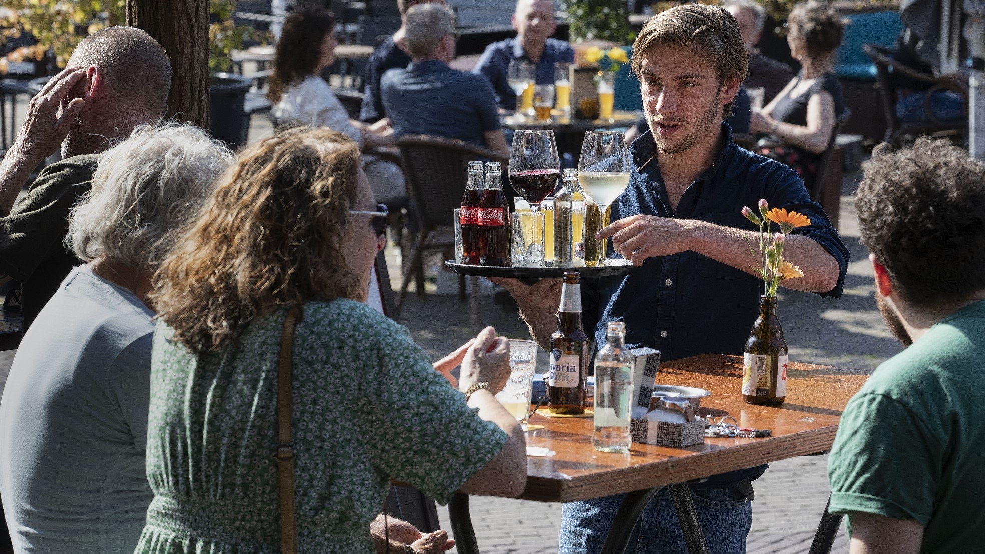 Volle terrassen zoals hier in Eindhoven moeten de horecazaken er weer bovenop helpen. Foto: Kees Martens