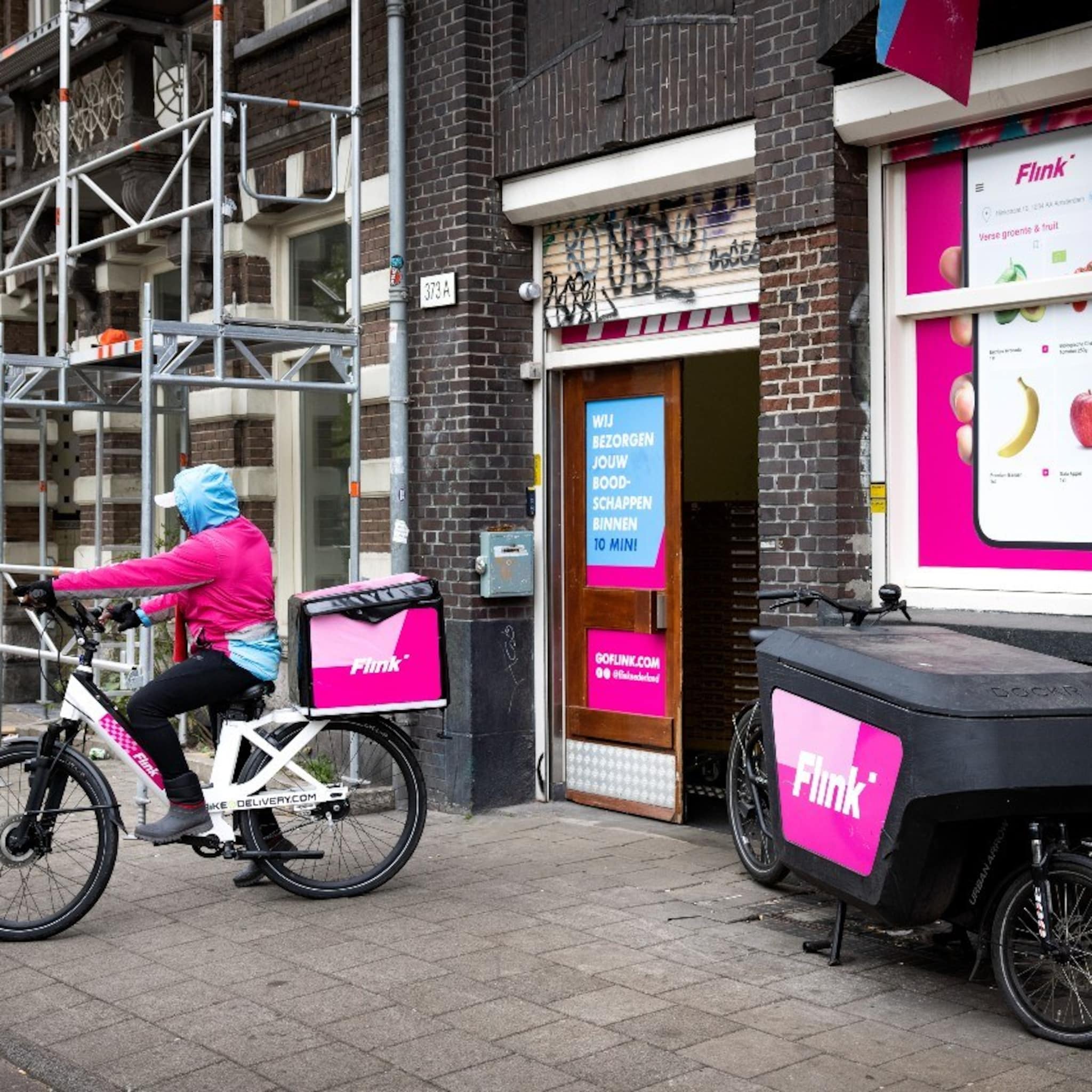 geen beveiliger te vinden maar de bezorgers rijden wel af en aan