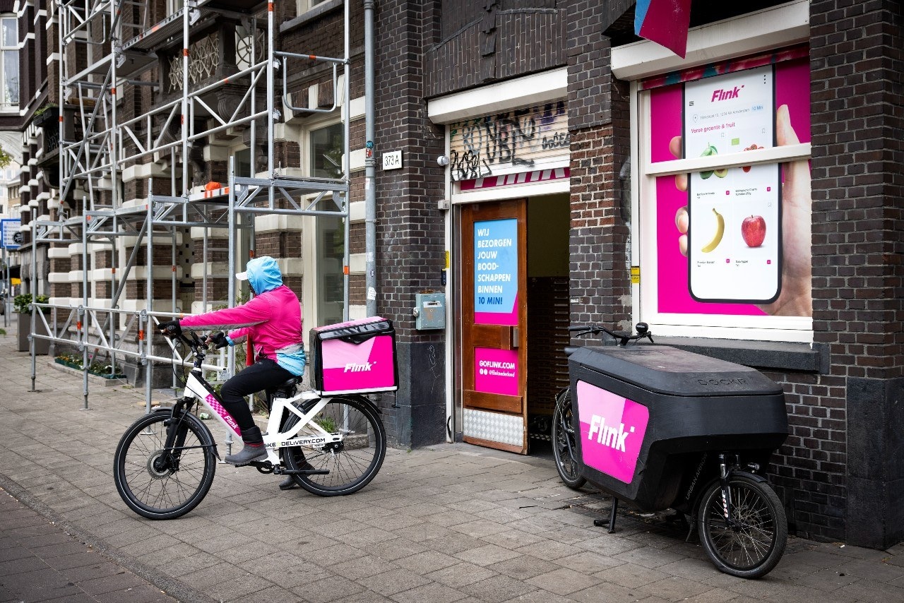 Nieuwe sectoren zoals flitsbezorging hebben veel van het schaarse beschikbare personeel in dienst genomen. Foto: ANP