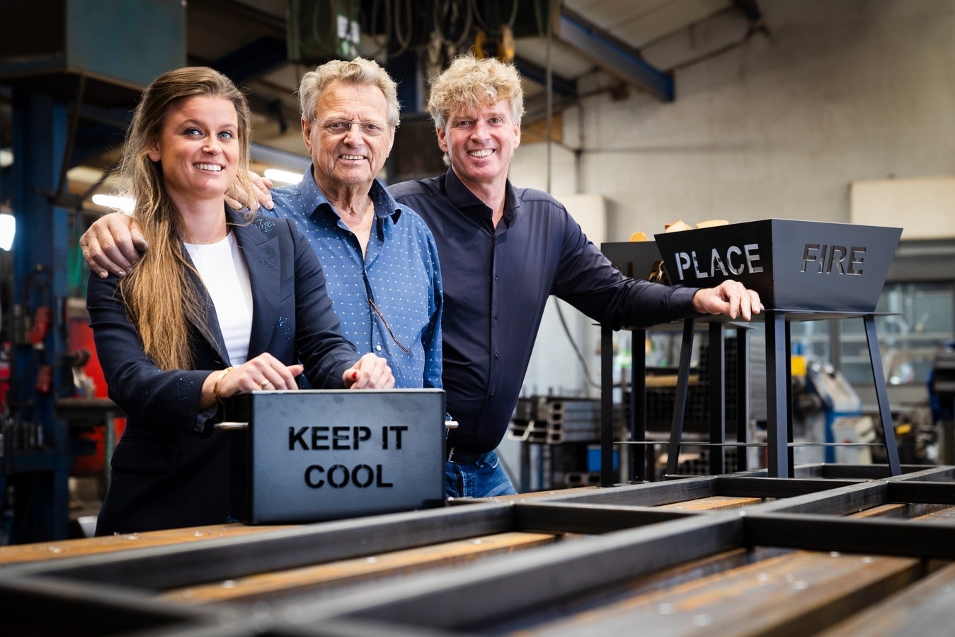 Donna Plomp met haar opa Cees en vader Adrie. Foto: Jeffrey Groeneweg