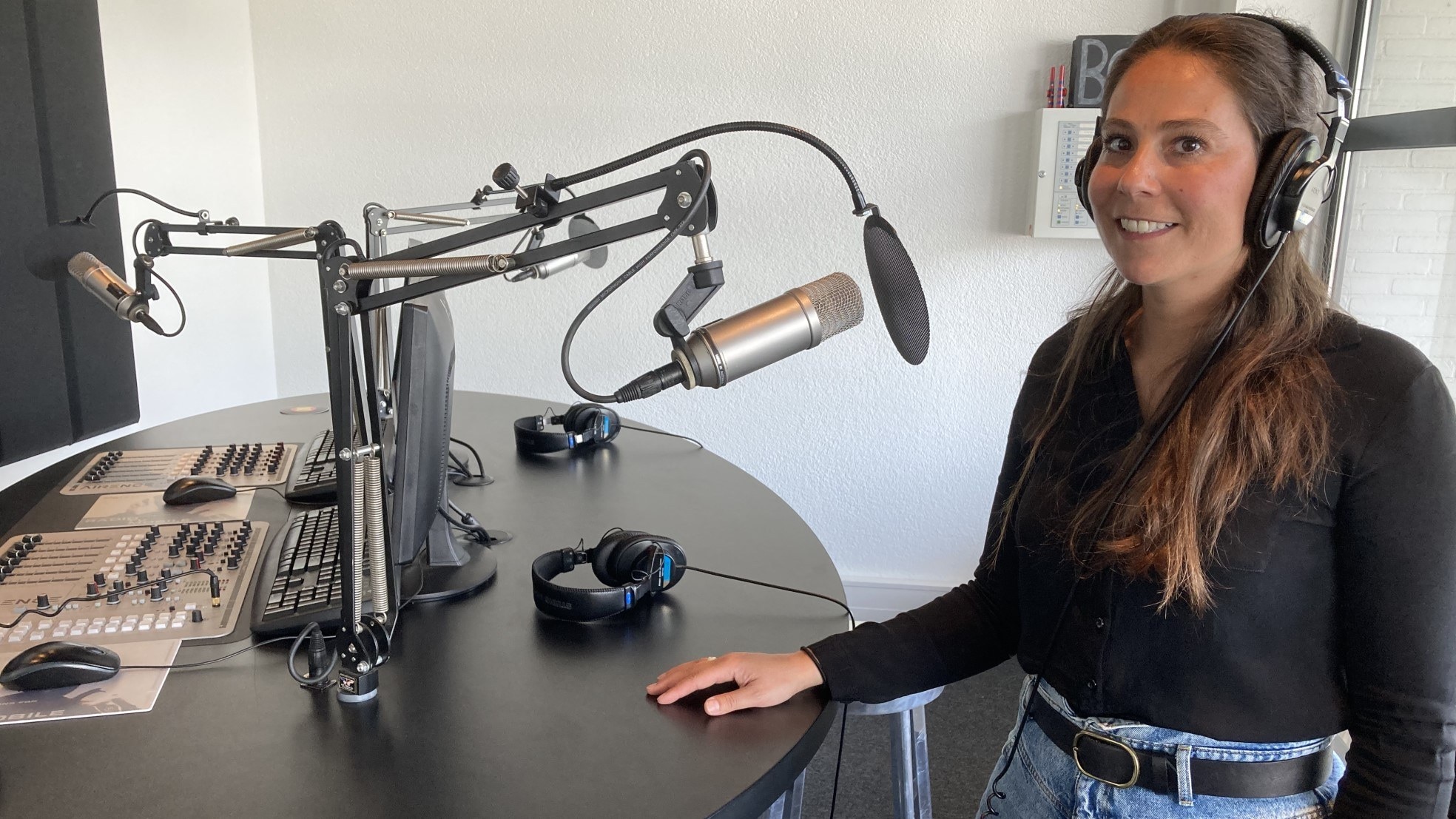 Horeca-ondernemer Laura Vreugdenhil in de studio van De Ondernemer Radio Live.