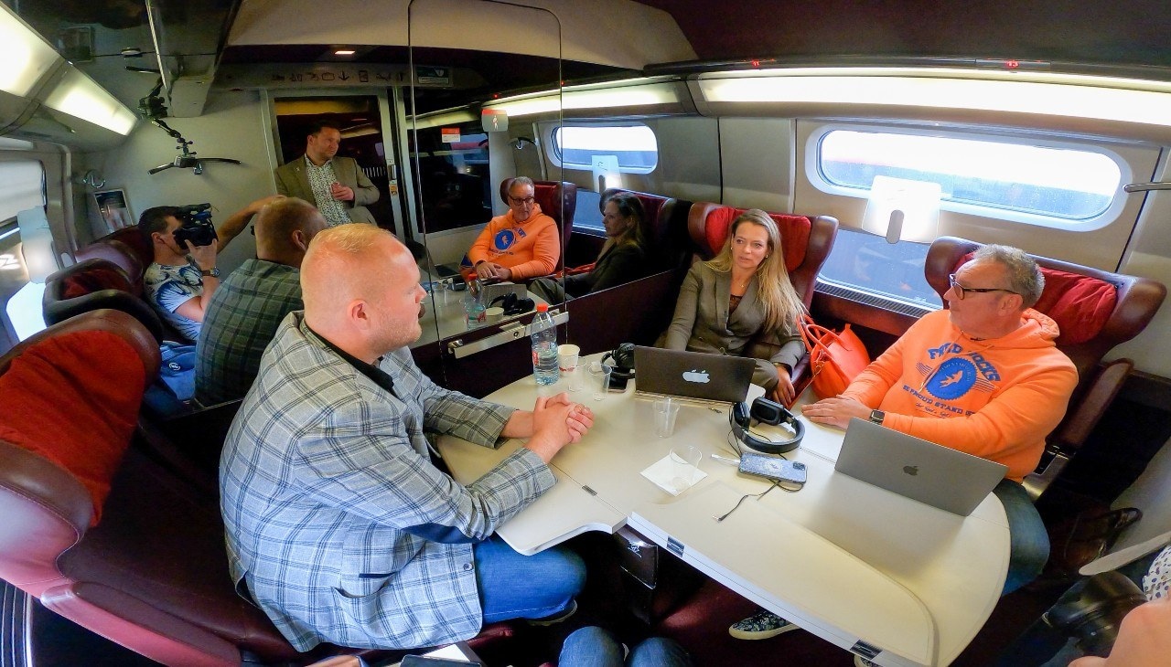 Op weg naar Parijs, in de Thalys: De Ondernemer-verslaggever Roland Tameling in gesprek met Danielle Kleyheeg en Rob Schalker over het luisterboek.